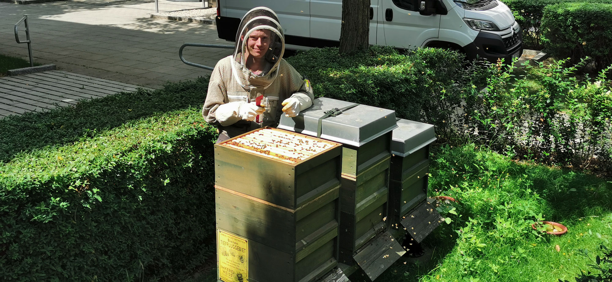 Bienenpatenschaft - Unterstützen Sie unsere summenden Helfer! Entdecken Sie die wertvolle Welt der Bienenpatenschaften und leisten Sie einen Beitrag zum Schutz unserer bedrohten Bestäuber. Durch Ihre Bienenpatenschaft fördern Sie den Erhalt der Bienenpopulation und ermöglichen es den fleißigen Insekten, weiterhin unsere Pflanzen zu bestäuben und köstlichen Honig zu produzieren. Werden Sie Teil dieses nachhaltigen Engagements und helfen Sie den Bienen, ihre wichtige Rolle in unserem Ökosystem zu bewahren. Erfahren Sie jetzt mehr über Bienenpatenschaften und wie Sie aktiv werden können!